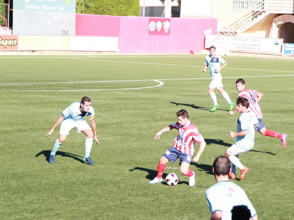 El mal estado del campo y el fuerte viento condicionaron el Brea-Atlético Monzón