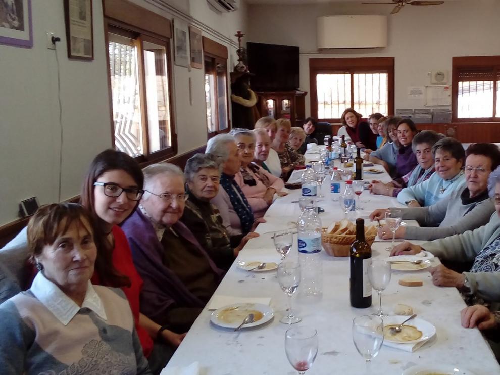 Biscarrués celebra Santa Águeda con una divertida comida popular con bromas y cantos