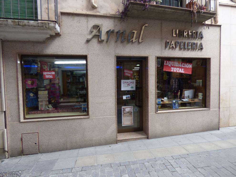 La Librería Arnal de Barbastro cierra las páginas de su servicio a la cultura después de 75 años