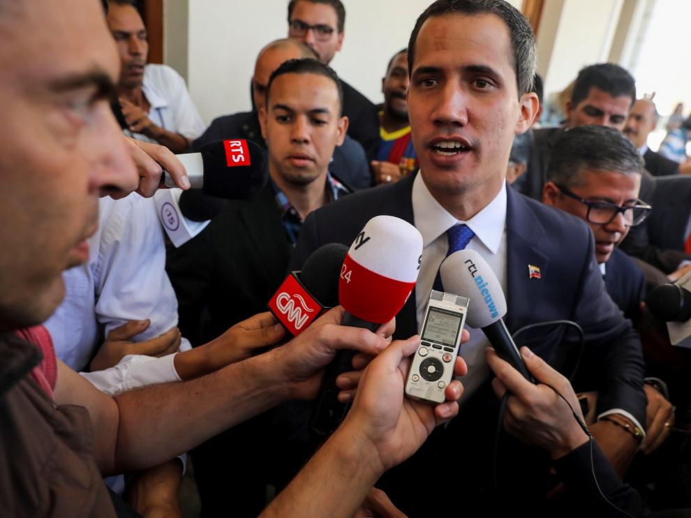 Guaidó reúne a exministros de Chávez para alentar el cambio