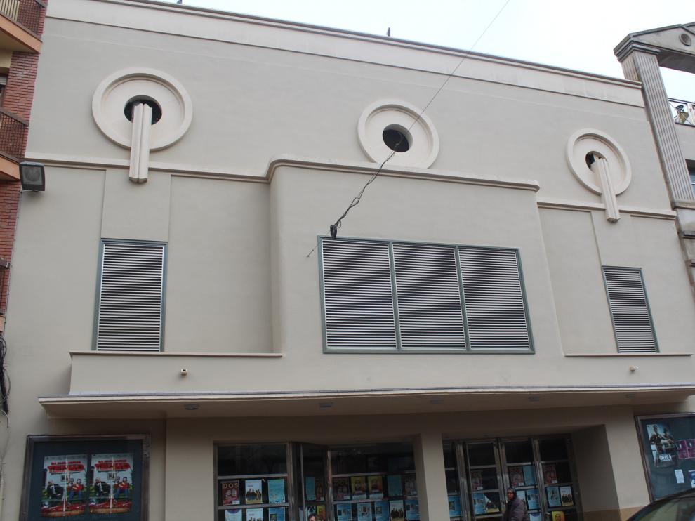 Finaliza la rehabilitación de la fachada principal del teatro Victoria de Monzón