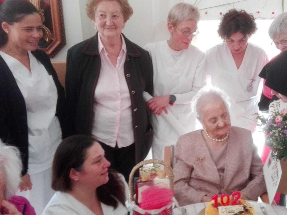 María Villa cumple 102 años con buena salud y mucha elegancia