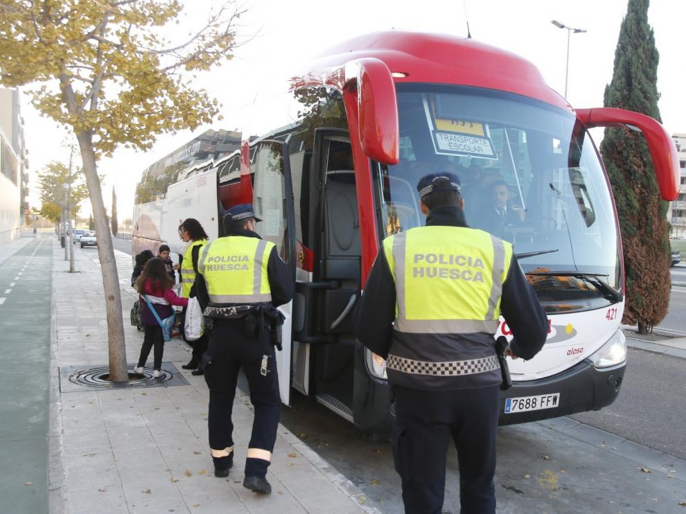 La Policía Local se suma a la campaña de control del transporte escolar