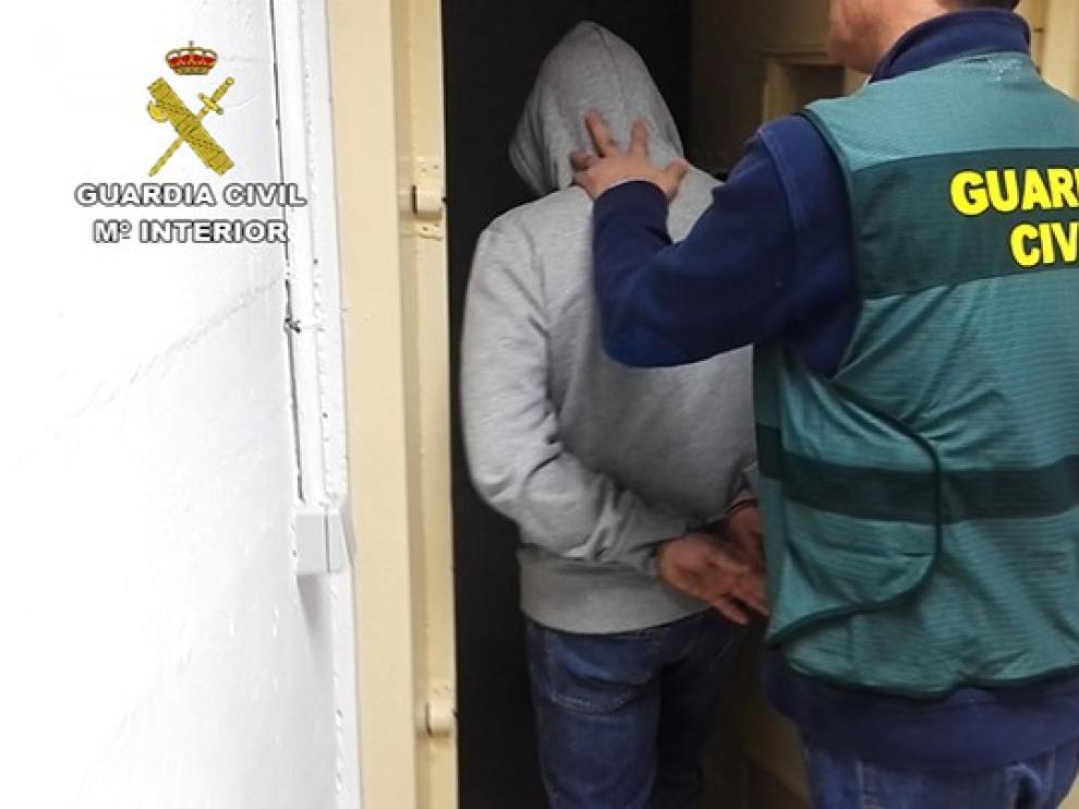 La Guardia Civil desmantela un peligroso grupo criminal que robó en un estanco de Sariñena