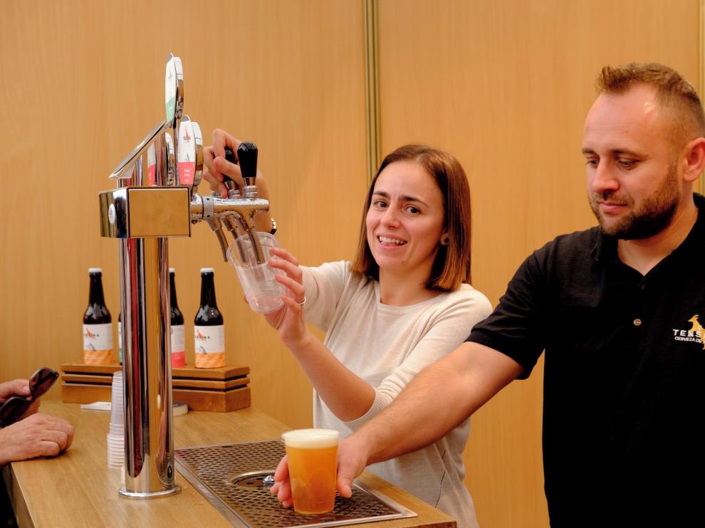 Daniel Chiorean y Laura Gracia, elaboradores de la Cerveza Tensina: "La cerveza gusta y vamos a crear un puesto de trabajo en Tramacastilla"