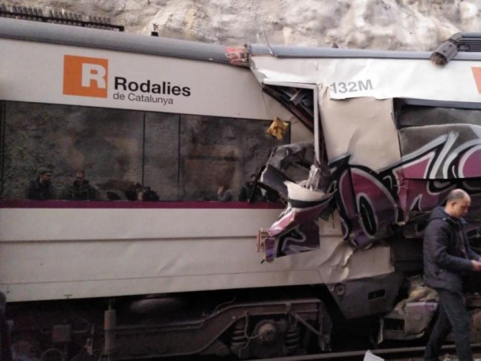 Un muerto y más de cien heridos al chocar dos trenes