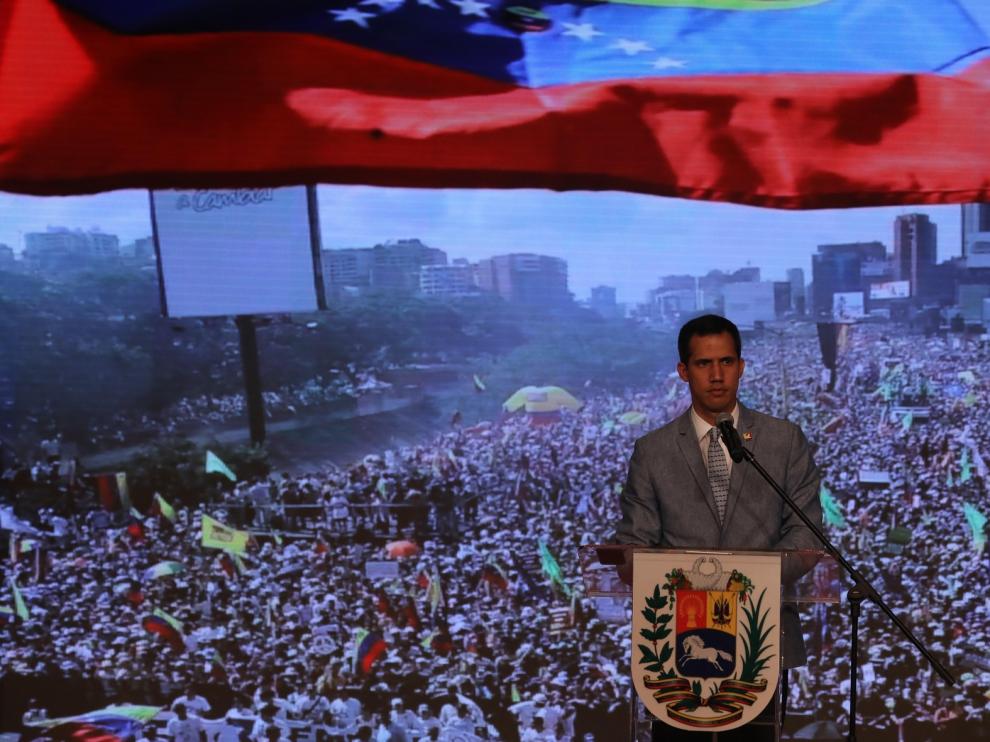 Guaidó valora abrir un canal humanitario si sigue el bloqueo