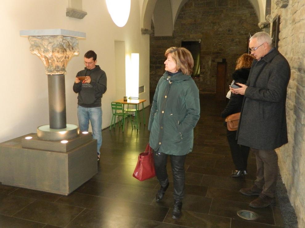 Expectación en Jaca por observar la talla de la virgen románica de Arbués