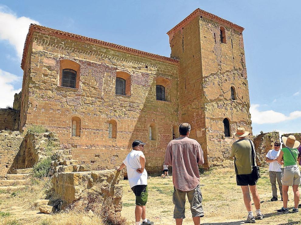 La DPH trabaja en el camino y aparcamiento del castillo de Montearagón