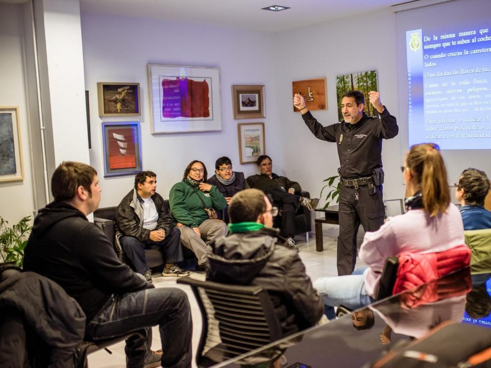 Usuarios de Atades Huesca reciben charlas de la Policía Nacional sobre los riesgos en Internet