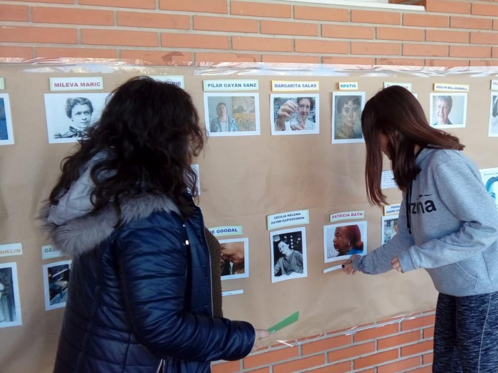 Escolares de Monegros conocen reseñas biográficas de 17 mujeres relevantes en el mundo de la ciencia