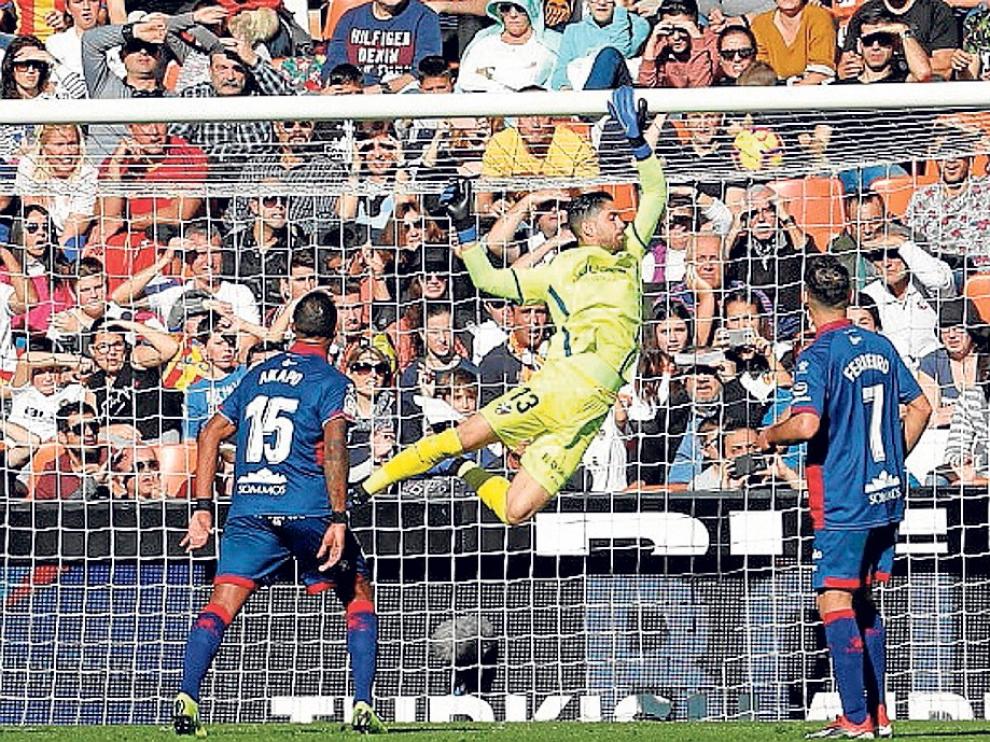 Roberto Santamaría, un pilar básico para la remontada del Huesca