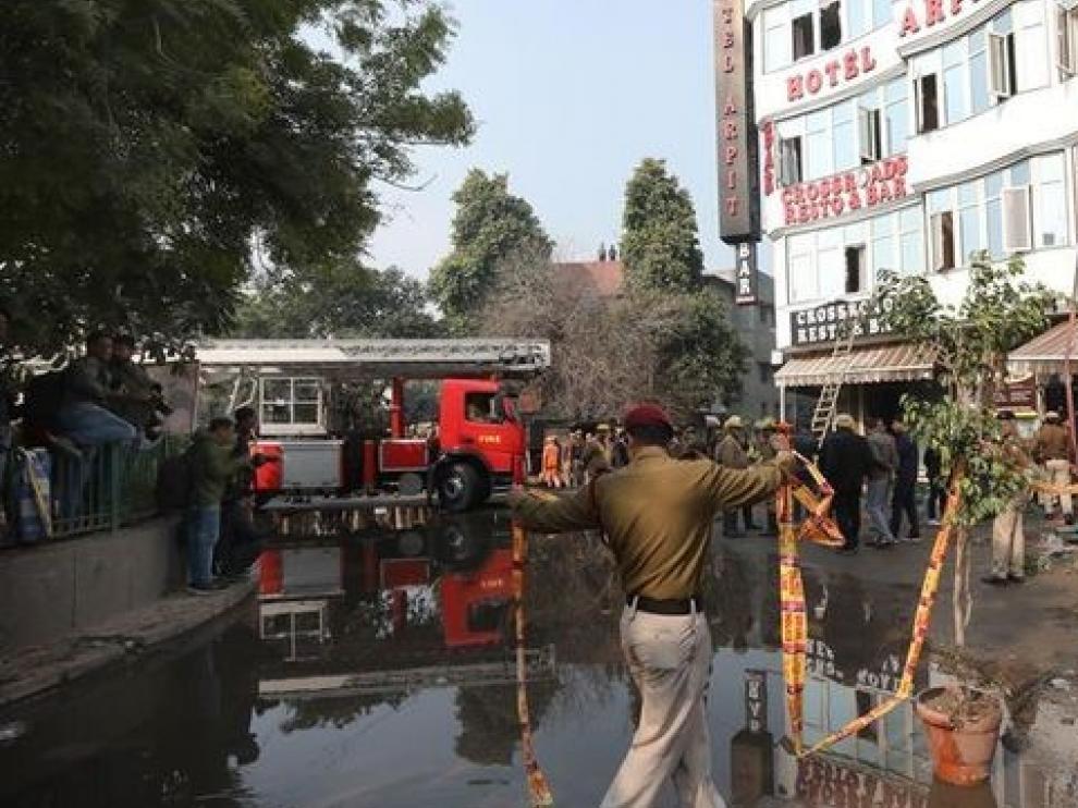 Al menos 17 muertos en un incendio en un hotel de Nueva Delhi