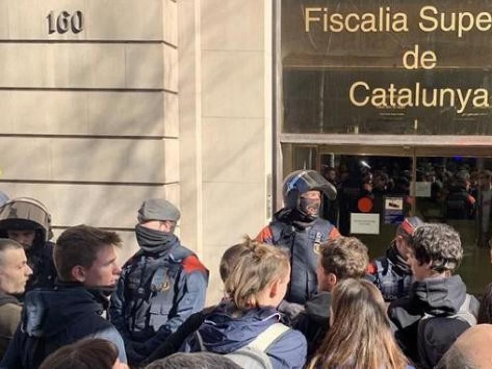 Los Mossos retiran a los CDR que cortaban la calle frente a la sede de la Fiscalía en Barcelona