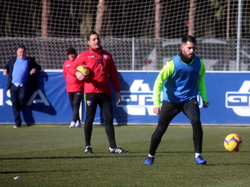 Aficionados y peñas del Huesca apoyan al central Pablo Insua tras su grave lesión