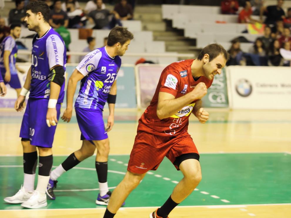 Oier García cumplió el sábado cien partidos en Asobal con el Bada Huesca