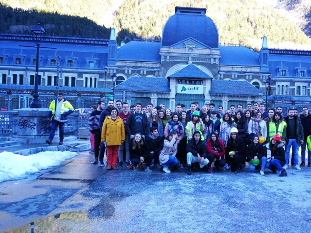 Universitarios de Aragón y Francia estudian un icono de Canfranc