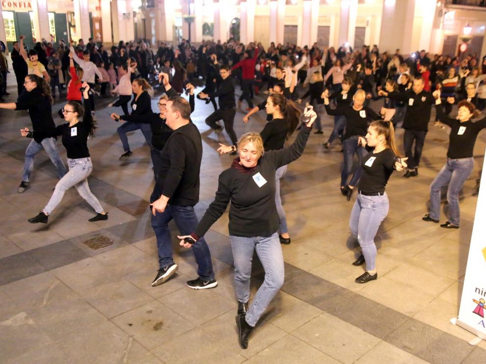 Huesca baila una jota en apoyo a los niños con cáncer, sus familias y Aspanoa
