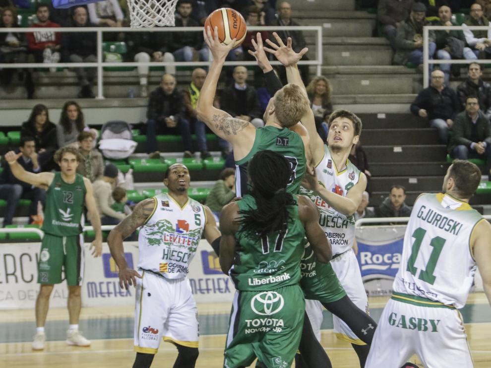 Levitec vence en Cáceres y sigue en la zona alta