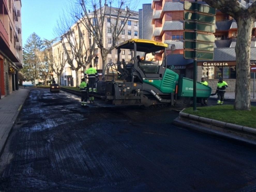 Jaca mejora el firme de la calle del Coso y la avenida de la Jacetania