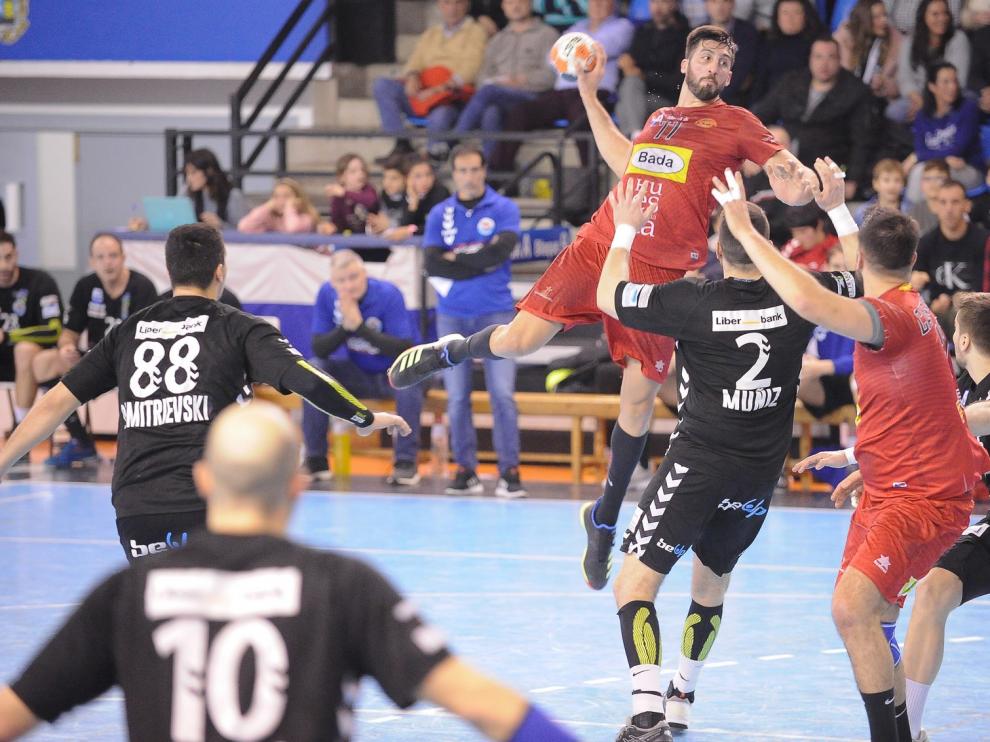 Bada Huesca empata un partido loco en Santander (32-32)
