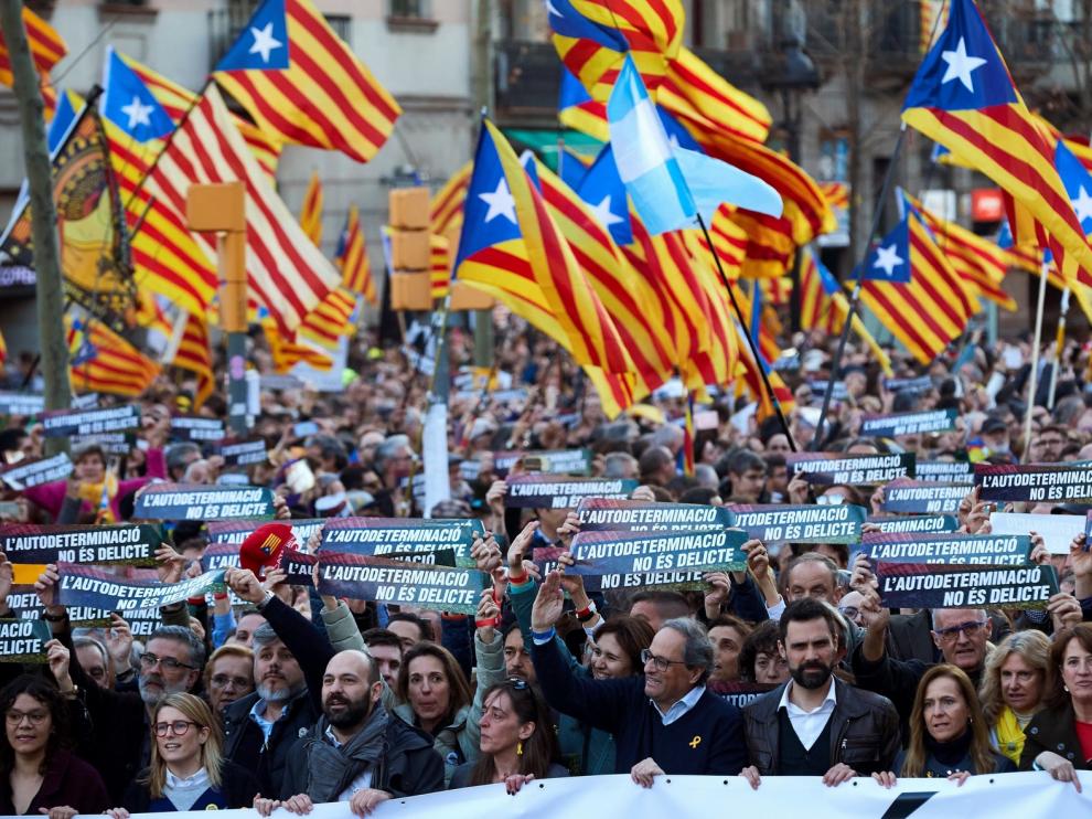 Unas 200.000 personas claman en Barcelona contra el juicio del "procés"