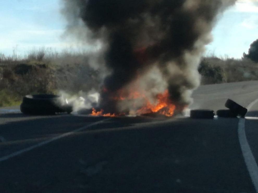 Independentistas catalanes cortan la A-1240 con una barricada de neumáticos ardiendo en Alcampell