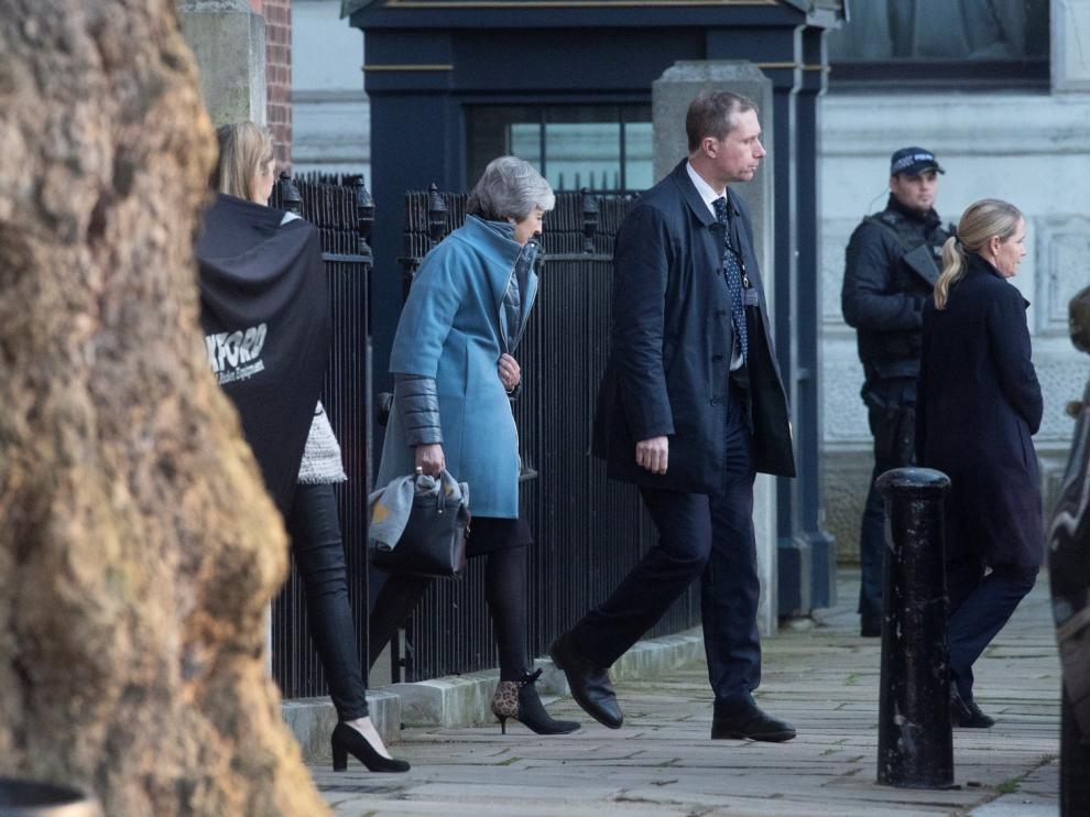 May pide unidad a sus diputados en la recta final del "brexit"