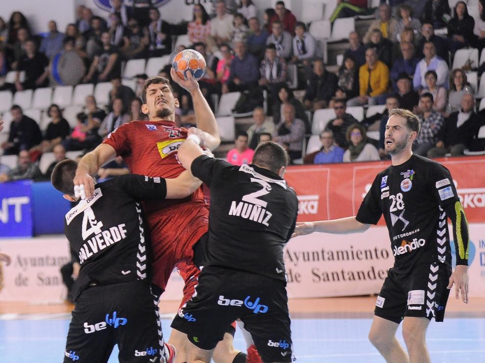 El lateral de Bada Huesca, Nico Zungri, señala que tras el empate "amargo" contra Sinfín hay que pensar en ganar a Guadalajara