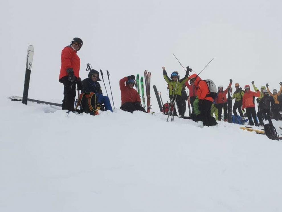 Un numeroso grupo de deportistas de Peña Guara inicia la temporada 2019 en el pico Faceras
