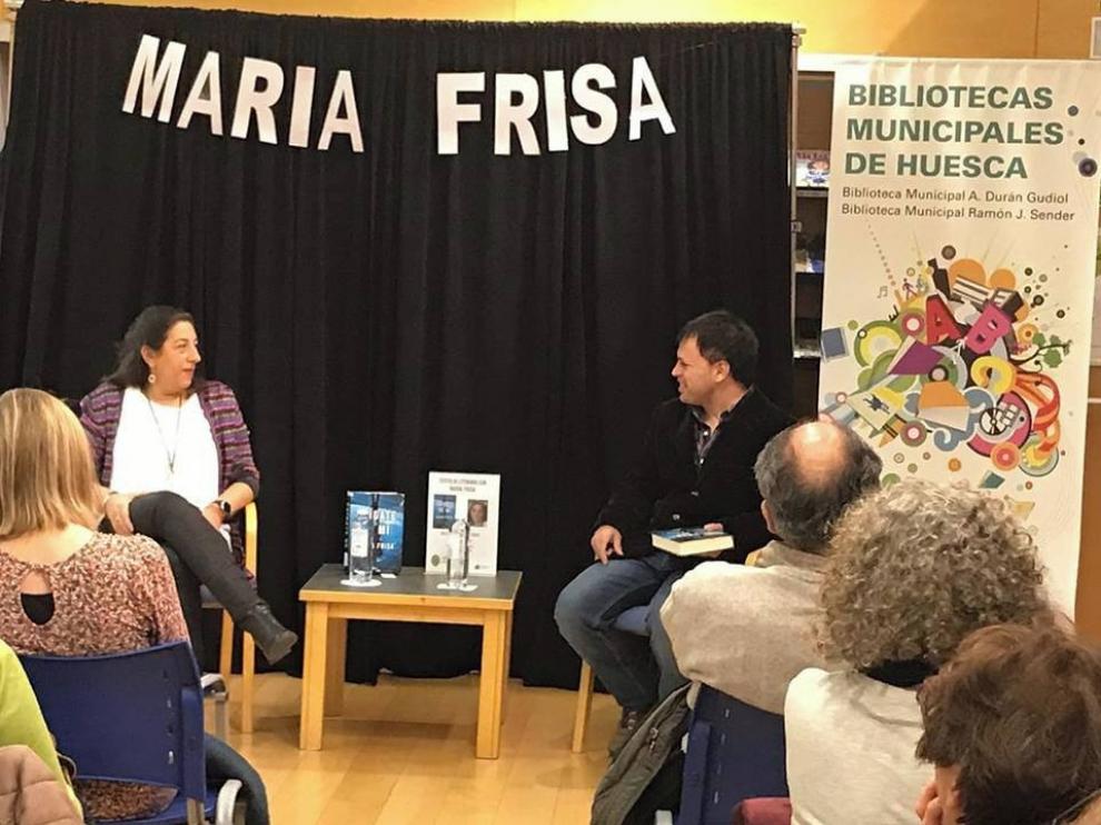 María Frisa: "Los lectores me dicen que mi novela les roba horas de sueño"