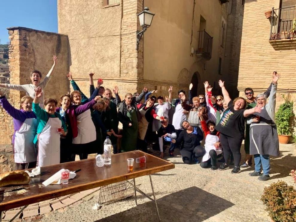 Los vecinos de Alquézar inauguran los actos de su semana cultural elaborando mondongo