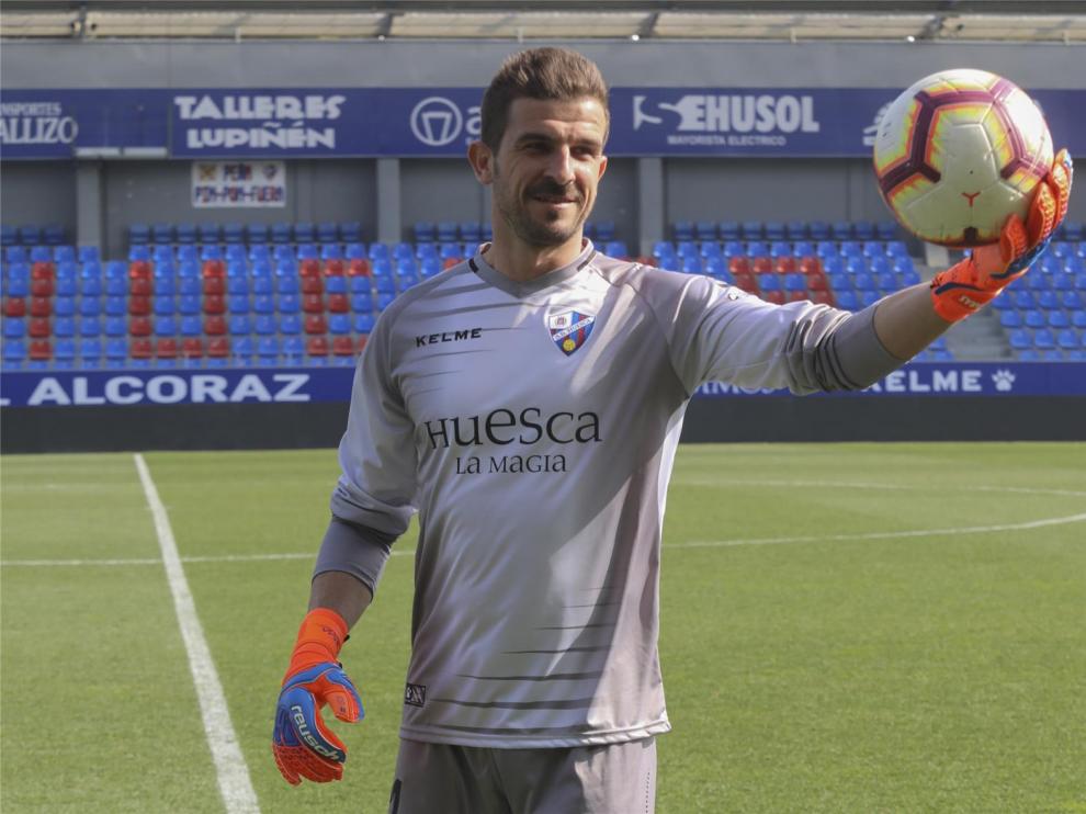 Javi Varas ve "mucha positividad" en el Huesca y viene "a sumar"