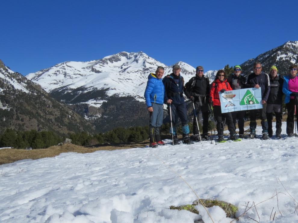 CAS y Nabain realizan su actividad en el Valle de Chistau con raquetas de nieve por los Plans de l"Abet