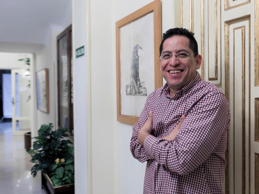 El fotógrafo Dominique Leyva recoge el prisma internacional de la contienda en un trabajo becado y presentado en el IEA