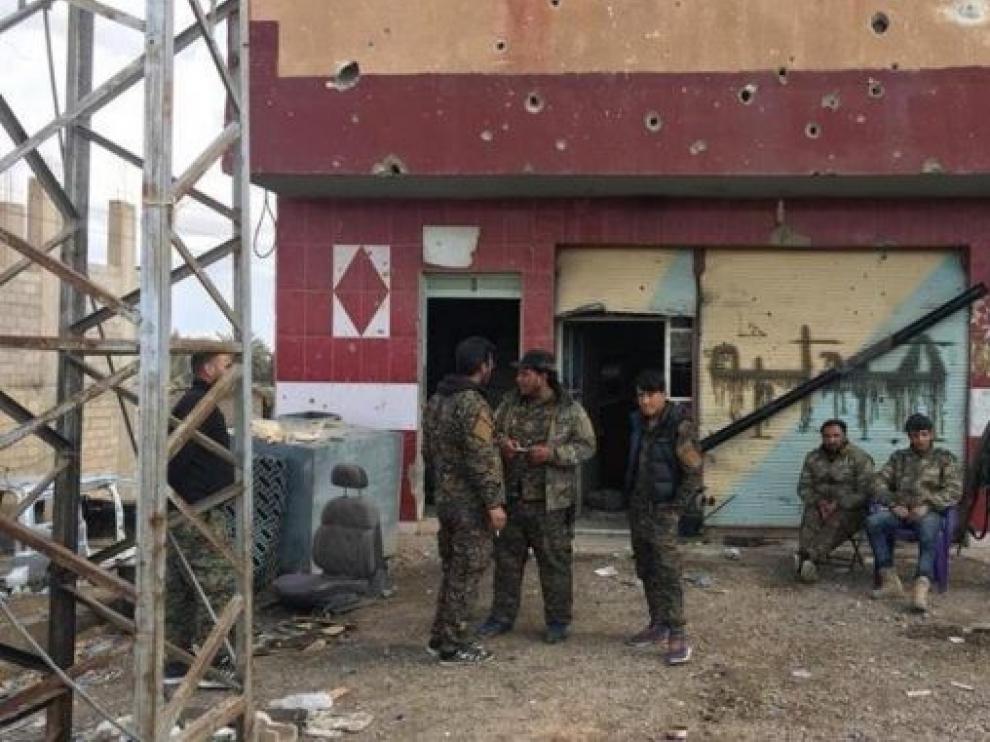 Las fuerzas kurdas entregan a Irak 150 yihadistas del EI y civiles detenidos