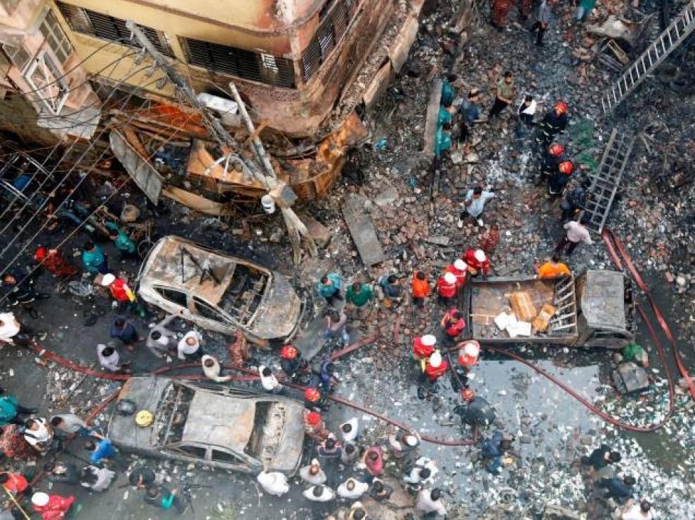 Un incendio en un barrio de Dacca causa al menos 67 muertos