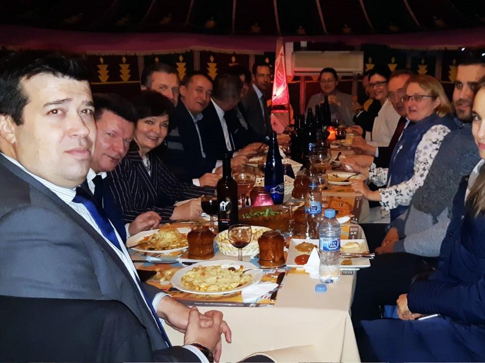 El centro turístico Tardienta Monegros recibe la visita de un grupo de diputados polacos