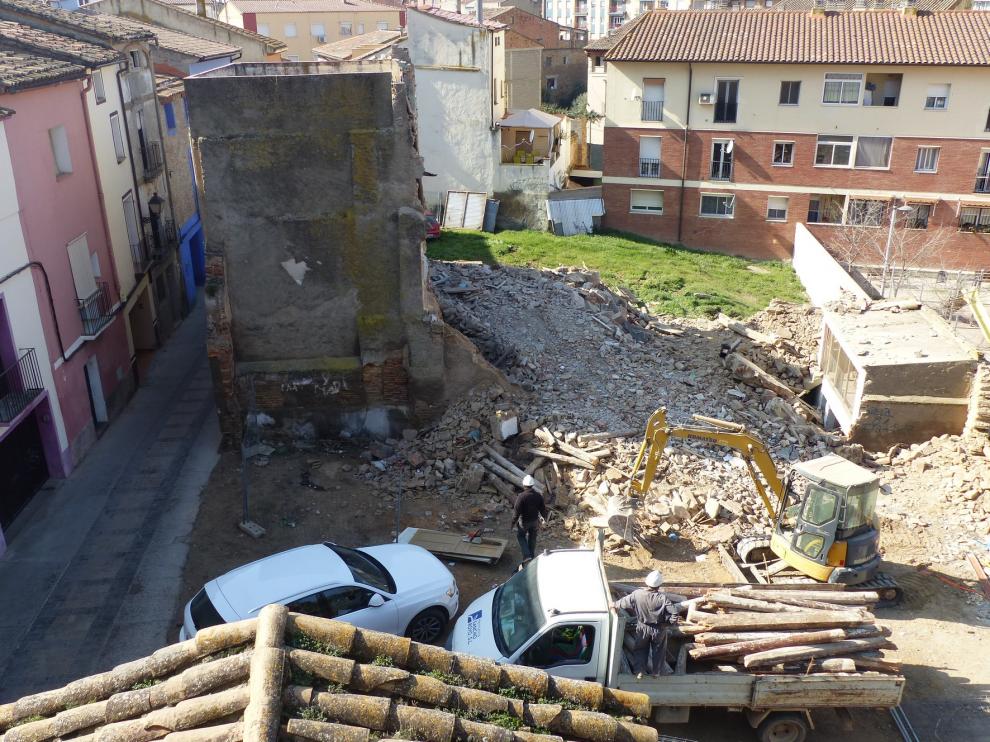 Comienza la demolición de dos casas para dar paso a la sede de la Escuela de Música Moderna de Monzón