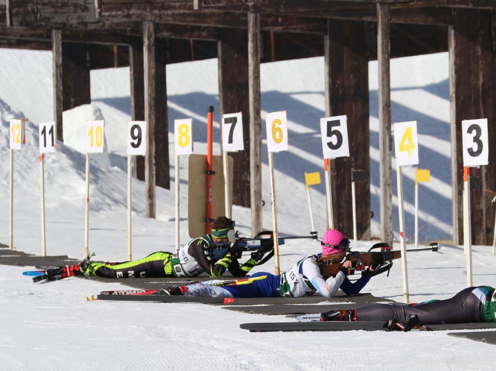 Piqueras y Domínguez ganan la prueba de biatlón esprint