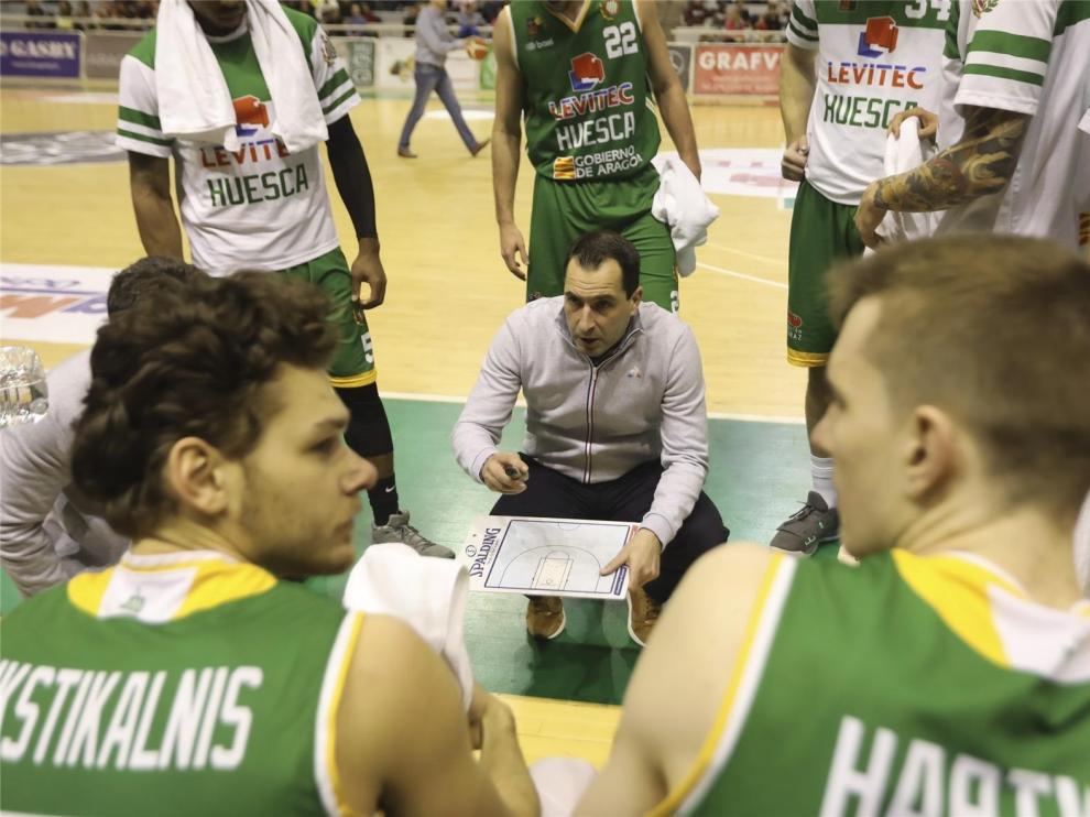 Arenas, entrenador del Levitec Huesca: "Ahora cada partido es una guerra"