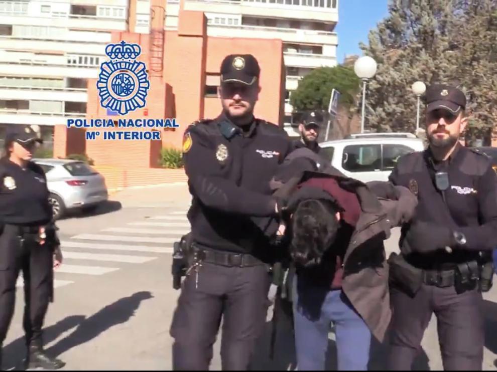 Un joven descuartiza a su madre, guarda los trozos y se los come