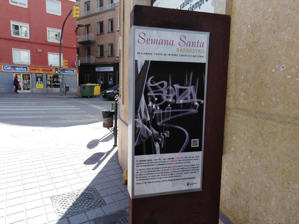 Aparecen pintadas en los nuevos paneles informativos de la Ruta Cofrade de Barbastro