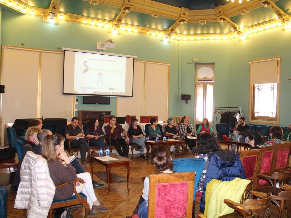 La escolarización debe ligarse al interés público