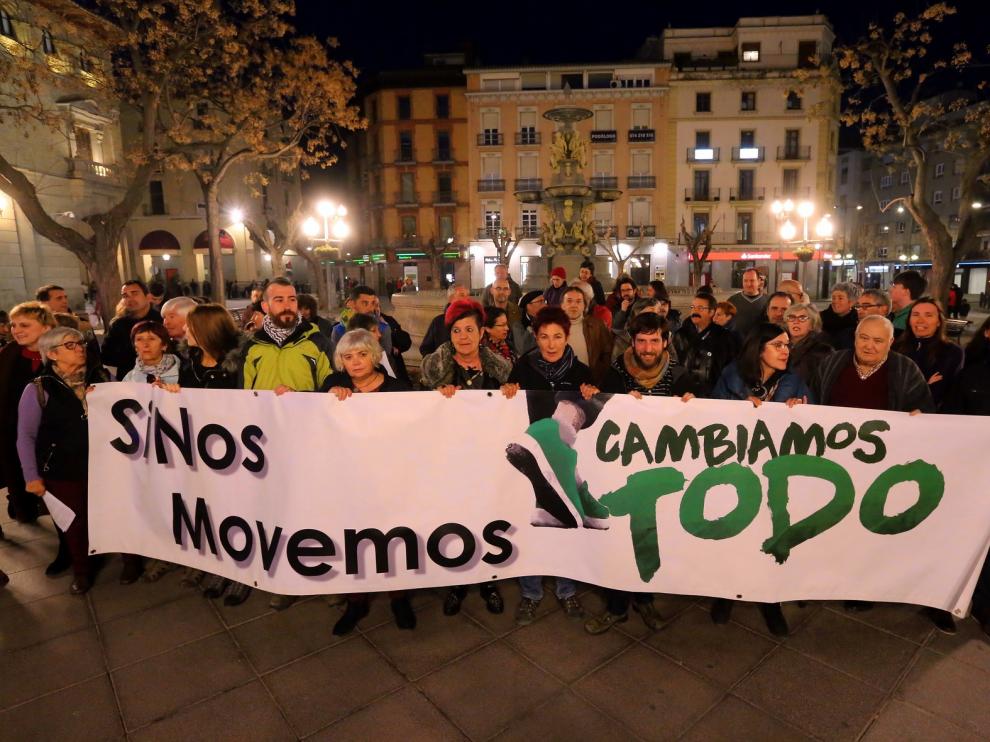 La plaza Navarra de Huesca acoge una protesta contra el "odio" y por lo público