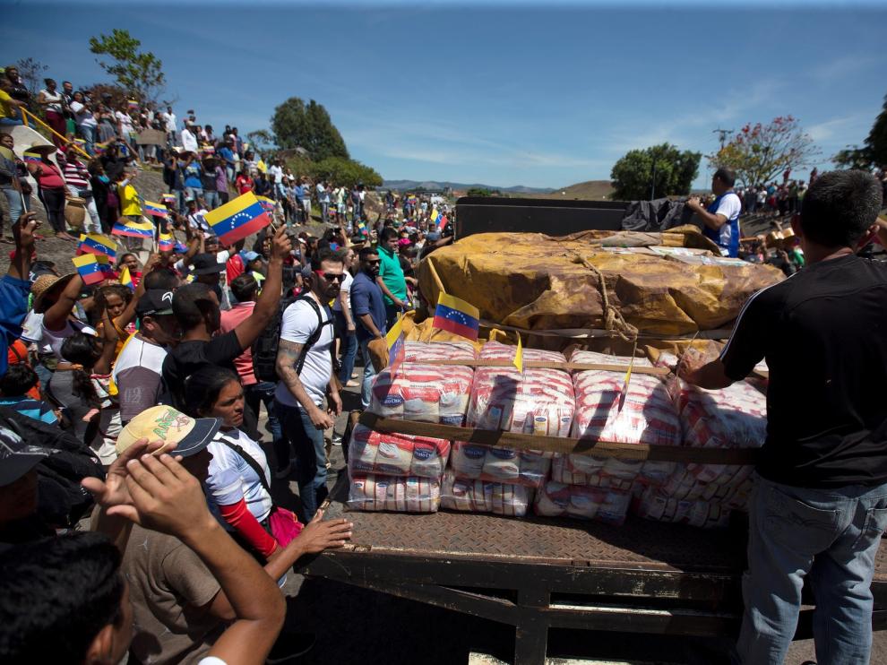 Guaidó anuncia el ingreso a Venezuela de parte de ayuda humanitaria