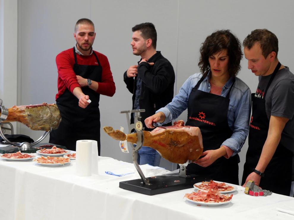 Cortar jamón a cuchillo, el arte de la paciencia