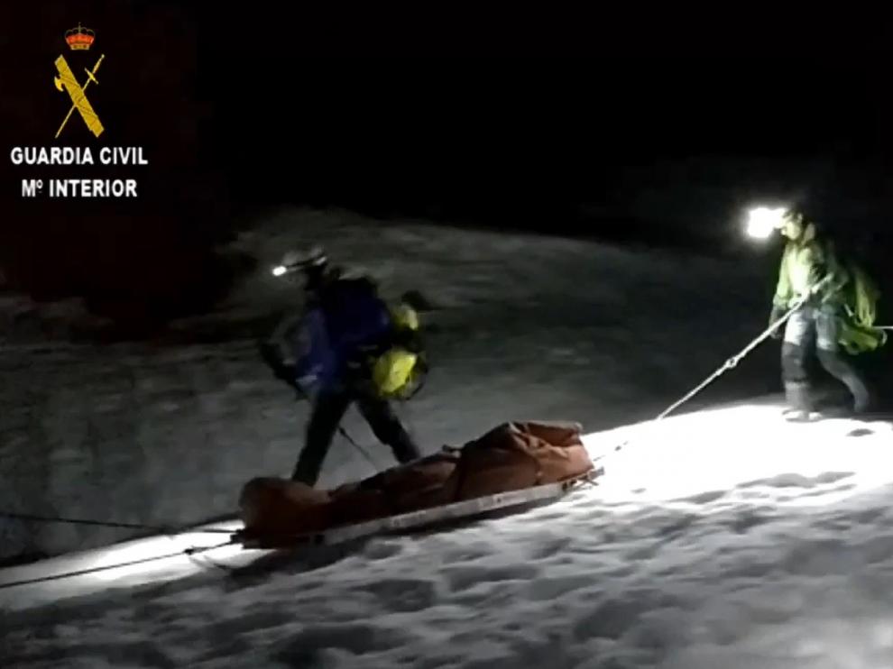 La Guardia Civil se abre paso en la nieve para rescatar de noche a un escalador accidentado en Telera