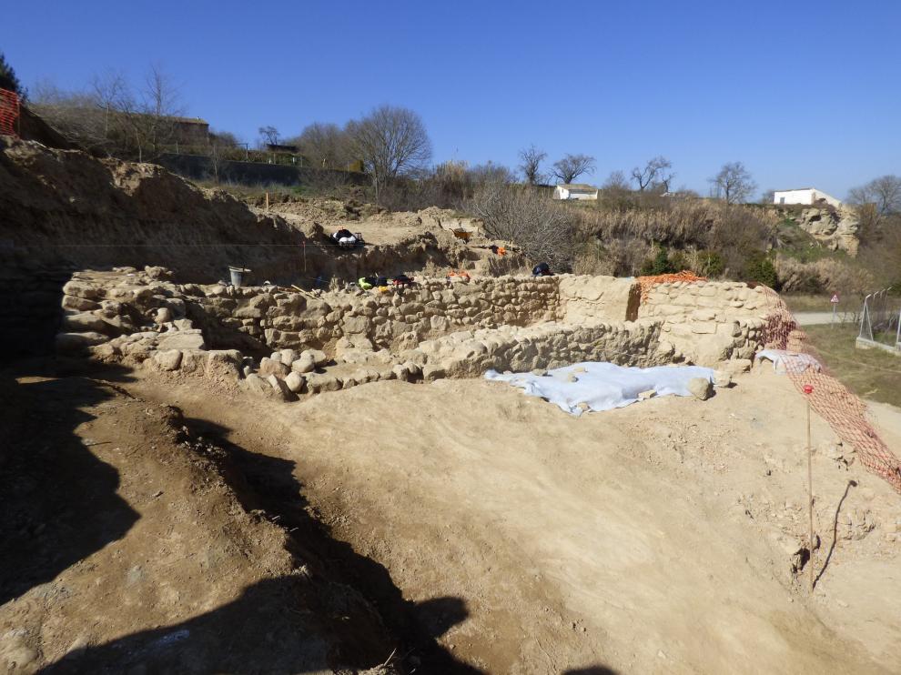 El historiador Philippe Sénac visita el yacimiento de la calle Virgen del Plano de Barbastro