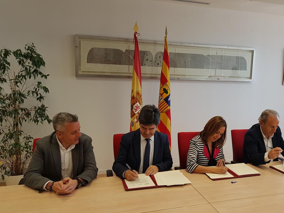 Las instituciones y la Fundación Alcoraz dan un impulso a la Escuela de Fútbol en Huesca